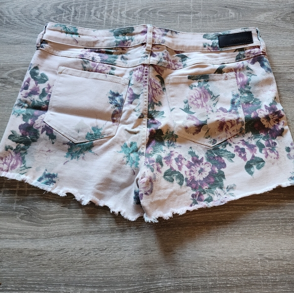 NWOT Pink Floral Bootlegger Shorts Size 32 - Picture 3 of 5